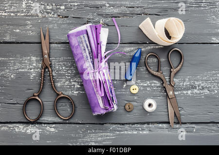 Sfondo con cucitura e gli strumenti di lavorazione a maglia e accessori Foto Stock