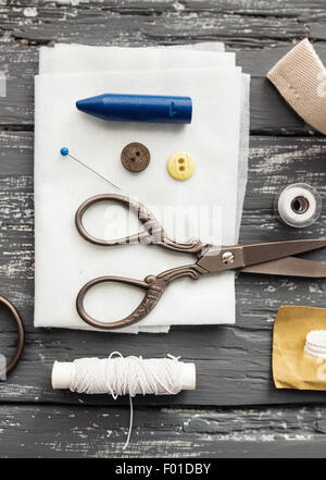 Sfondo con cucitura e gli strumenti di lavorazione a maglia e accessori Foto Stock