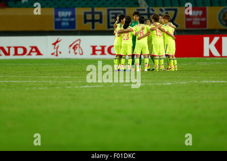 Wuhan, Cina. Il 4° agosto 2015. Giappone team group (JPN) Calcio/Calcetto : Giappone giocatori fanno un cerchio prima dell' inizio della seconda metà durante la EAFF donna East Asian Cup 2015 match tra Giappone 1-2 Corea del Sud a Wuhan Sports Centre Stadium di Wuhan, Cina . © AFLO/Alamy Live News Foto Stock