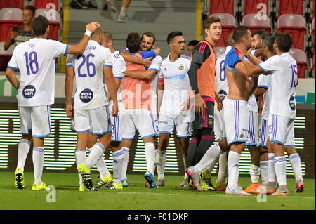 Pilsen, Repubblica Ceca. 5 Ago, 2015. I giocatori del Maccabi Tel Aviv celebrare una vittoria durante il terzo turno di qualificazione della Champions League match di ritorno tra FC Viktoria Plzen e Maccabi Tel Aviv FC a Pilsen, Repubblica Ceca, mercoledì 5 agosto 2015. Credito: Pavel Nemecek/CTK foto/Alamy Live News Foto Stock