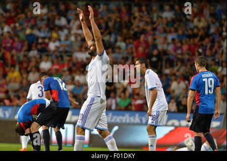 Pilsen, Repubblica Ceca. 5 Ago, 2015. I giocatori del Maccabi Tel Aviv (centro) celebrare una vittoria durante il terzo turno di qualificazione della Champions League match di ritorno tra FC Viktoria Plzen e Maccabi Tel Aviv FC a Pilsen, Repubblica Ceca, mercoledì 5 agosto 2015. Credito: Pavel Nemecek/CTK foto/Alamy Live News Foto Stock