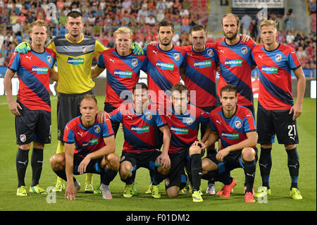 Pilsen, Repubblica Ceca. 5 Ago, 2015. I giocatori di FC Viktoria Plzen prima del terzo turno di qualificazione della Champions League match di ritorno tra FC Viktoria Plzen e Maccabi Tel Aviv FC a Pilsen, Repubblica Ceca, mercoledì 5 agosto 2015. Credito: Pavel Nemecek/CTK foto/Alamy Live News Foto Stock