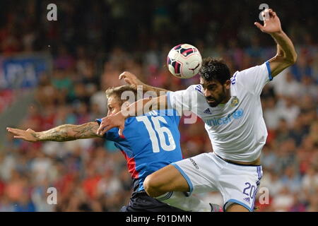 Pilsen, Repubblica Ceca. 5 Ago, 2015. Omri Ben Harus di Maccabi Tel Aviv, destra e Jan Holenda di Plzen in azione durante il terzo turno di qualificazione della Champions League match di ritorno tra FC Viktoria Plzen e Maccabi Tel Aviv FC a Pilsen, Repubblica Ceca, mercoledì 5 agosto 2015. Credito: Pavel Nemecek/CTK foto/Alamy Live News Foto Stock