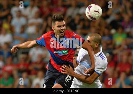 Pilsen, Repubblica Ceca. 5 Ago, 2015. Tal Ben Haim di Maccabi Tel Aviv, destra e Michal Duris di Plzen in azione durante il terzo turno di qualificazione della Champions League match di ritorno tra FC Viktoria Plzen e Maccabi Tel Aviv FC a Pilsen, Repubblica Ceca, mercoledì 5 agosto 2015. Credito: Pavel Nemecek/CTK foto/Alamy Live News Foto Stock