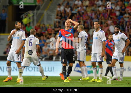 Pilsen, Repubblica Ceca. 5 Ago, 2015. Deluso Vaclav Prochazka, centro di Plzen in azione durante il terzo turno di qualificazione della Champions League match di ritorno tra FC Viktoria Plzen e Maccabi Tel Aviv FC a Pilsen, Repubblica Ceca, mercoledì 5 agosto 2015. Credito: Pavel Nemecek/CTK foto/Alamy Live News Foto Stock