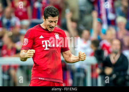 Monaco di Baviera, Germania. Il 4° agosto 2015. Robert Lewandowski (Bayern) Calcio/Calcetto : Robert Lewandowski del Bayern Monaco celebra il suo punteggio lato terzo obiettivo durante la Audi Cup 2015 match tra FC Bayern Monaco 3-0 AC Milan nello stadio Allianz Arena di Monaco di Baviera, Germania . © Maurizio Borsari/AFLO/Alamy Live News Foto Stock