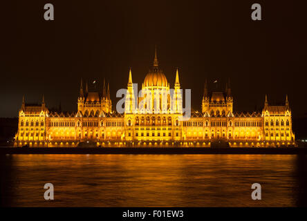 Il Parlamento ungherese edificio, accanto al fiume Danubio, a Budapest, Ungheria Foto Stock