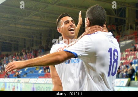 Pilsen, Repubblica Ceca. 5 Ago, 2015. Eran Zahavi, sinistra e Eytan Tibi di Maccabi Tel Aviv celebrare una vittoria durante il terzo turno di qualificazione della Champions League match di ritorno tra FC Viktoria Plzen e Maccabi Tel Aviv FC a Pilsen, Repubblica Ceca, mercoledì 5 agosto 2015. Credito: Pavel Nemecek/CTK foto/Alamy Live News Foto Stock