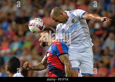 Pilsen, Repubblica Ceca. 5 Ago, 2015. Tal Ben Haim di Maccabi Tel Aviv, destra e Jan Holenda di Plzen in azione durante il terzo turno di qualificazione della Champions League match di ritorno tra FC Viktoria Plzen e Maccabi Tel Aviv FC a Pilsen, Repubblica Ceca, mercoledì 5 agosto 2015. Credito: Pavel Nemecek/CTK foto/Alamy Live News Foto Stock