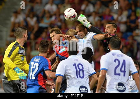 Pilsen, Repubblica Ceca. 5 Ago, 2015. Golakeeper di Maccabi Tel Aviv, destra, Juan Pablo in azione durante il terzo turno di qualificazione della Champions League match di ritorno tra FC Viktoria Plzen e Maccabi Tel Aviv FC a Pilsen, Repubblica Ceca, mercoledì 5 agosto 2015. Credito: Pavel Nemecek/CTK foto/Alamy Live News Foto Stock