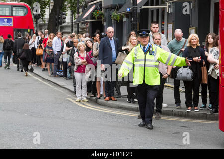 Londra, Regno Unito. 6 agosto 2015. Londra pendolari a Clapham Junction e la stazione di Victoria subì una mattina di miseria e di interruzioni cercando di raggiungere il posto di lavoro causato da 24 ore di azione industriale sulla metropolitana di Londra Credito: amer ghazzal/Alamy Live News Foto Stock