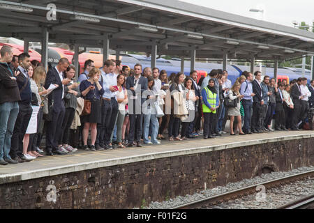 Londra, Regno Unito. 6 agosto 2015. Clapham Junction piattaforma del treno è imballato con i pendolari che ha vissuto una mattinata di miseria e di interruzioni cercando di raggiungere il posto di lavoro causato da 24 ore di azione industriale sulla metropolitana di Londra Credito: amer ghazzal/Alamy Live News Foto Stock