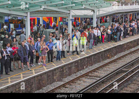 Londra, Regno Unito. 6 agosto 2015. Clapham Junction piattaforma del treno è imballato con i pendolari che ha vissuto una mattinata di miseria e di interruzioni cercando di raggiungere il posto di lavoro causato da 24 ore di azione industriale sulla metropolitana di Londra Credito: amer ghazzal/Alamy Live News Foto Stock