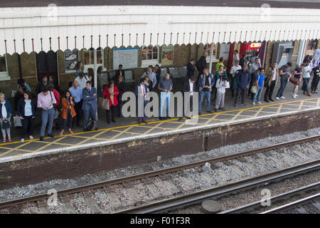 Londra, Regno Unito. 6 agosto 2015. Clapham Junction piattaforma del treno è imballato con i pendolari che ha vissuto una mattinata di miseria e di interruzioni cercando di raggiungere il posto di lavoro causato da 24 ore di azione industriale sulla metropolitana di Londra Credito: amer ghazzal/Alamy Live News Foto Stock