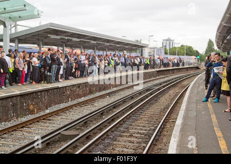 Londra, Regno Unito. 6 agosto 2015. Clapham Junction piattaforma del treno è imballato con i pendolari che ha vissuto una mattinata di miseria e di interruzioni cercando di raggiungere il posto di lavoro causato da 24 ore di azione industriale sulla metropolitana di Londra Credito: amer ghazzal/Alamy Live News Foto Stock