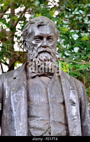 Londra, Inghilterra, Regno Unito. Statua di William Edward Forster (1818-86) politico che ha introdotto nazionale di educazione elementare. Tempio Foto Stock