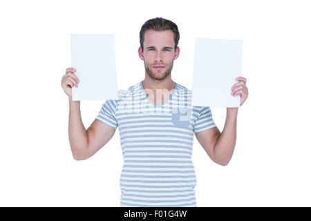 Grave uomo bello holding papers Foto Stock