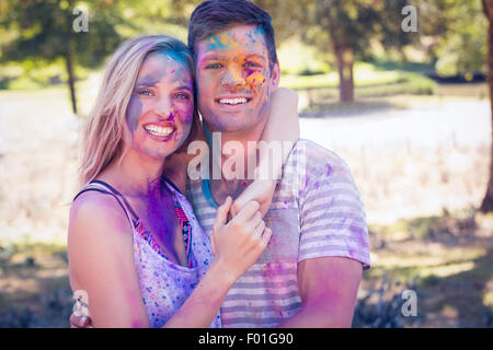 Happy amici coperto con vernice a polvere nel parco Foto Stock