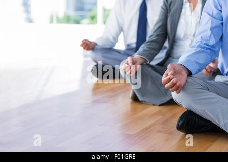 Vista ravvicinata della gente di affari fare yoga Foto Stock