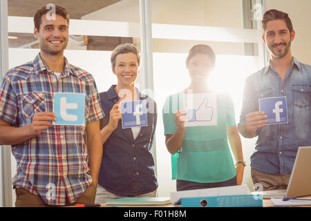 I colleghi Holding firmano da famose reti sociali Foto Stock