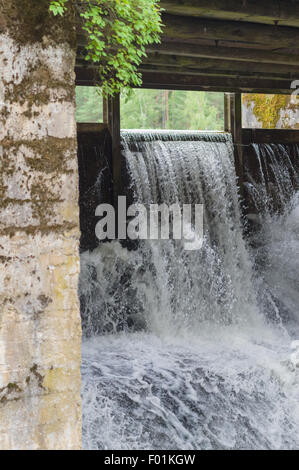 Piccolo lago diga sul fiume, parte della centrale idroelettrica Foto Stock