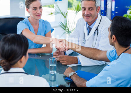 I medici si stringono la mano durante una riunione Foto Stock