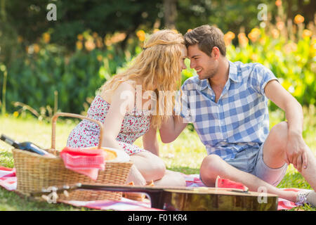 Coppia giovane su un picnic Foto Stock