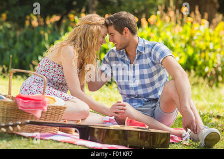 Coppia giovane su un picnic Foto Stock