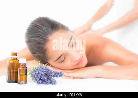 Bella bruna godere di un massaggio Foto Stock