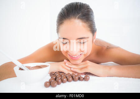 Bella bruna godendo un cioccolato trattamento di bellezza Foto Stock