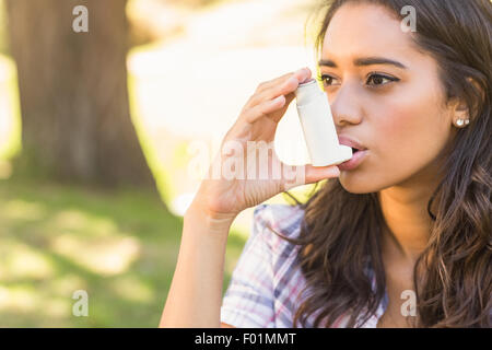 Bella bruna mediante inalatore Foto Stock
