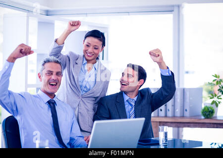 Happy business la gente acclamava insieme Foto Stock