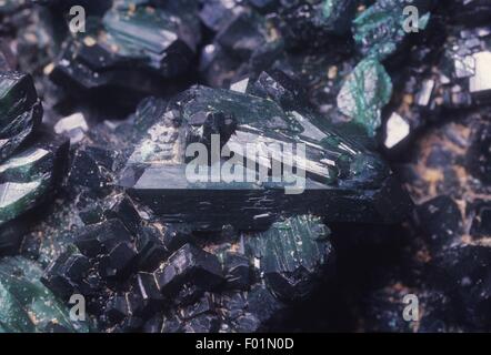 Solfuri, calcopirite (rame solfuro di ferro) con la blenda (zinco solfuro di ferro), close-up Foto Stock