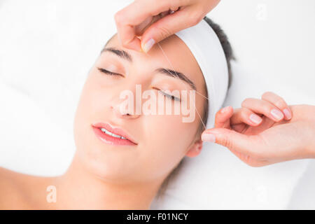 Mani belle di threading womans labbro superiore Foto Stock