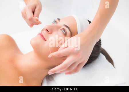 Mani belle di threading womans labbro superiore Foto Stock