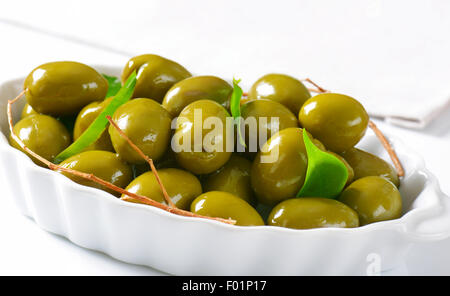 Fresco di olive verdi nel piatto di ceramica Foto Stock