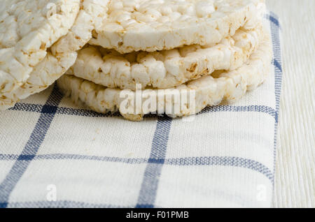 Torta di riso, riso soffiato sul panno della tabella Foto Stock