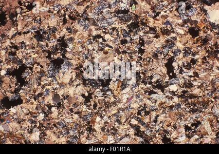 Minerali: granulare serpentiniti arenaria. Sezione sottile. Attraversato Nichols. Foto Stock