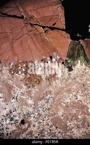 Minerali: Calcite e Tormalina da Bedovina, Val di Fiemme, Trento, Italia. Sezione sottile, attraversato nichols X17X2 Foto Stock