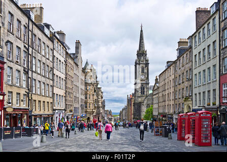 Visualizza in basso la trafficata High Street, Royal Mile di Edimburgo Città Vecchia, Tron chiesa sulla destra, Scotland Regno Unito Foto Stock