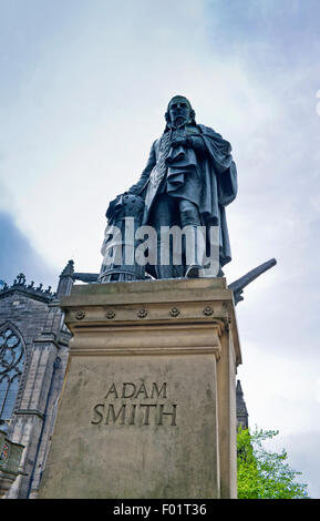 Statua di bronzo di Adam Smith, scolpita da Alexander Stoddart, al di fuori della cattedrale di St Giles sul Royal Mile di Edimburgo, Old Town. Foto Stock