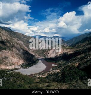 Il fiume Apurimac, la sorgente del fiume Rio delle Amazzoni sistema, Ande del Perù. Foto Stock