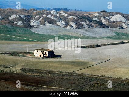 Zona delle Crete Senesi vicino a Asciano, Toscana, Italia. Foto Stock