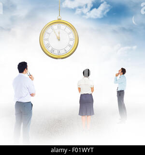 Immagine composita di pensosa imprenditore con mano sul mento Foto Stock