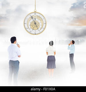 Immagine composita di pensosa imprenditore con mano sul mento Foto Stock