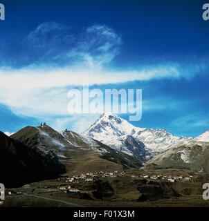 Mount Kazbek (5047 m), il vulcano dormiente coperto con ghiacciai, Georgia. Foto Stock