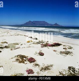 La Table Mountain e Cape Town visto da Bloubergstrand, Table Mountain è fiancheggiata da Devil's Peak sulla sinistra e testa di leone a destra, Sud Africa. Foto Stock