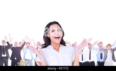 Immagine composita di sorpreso brunette con mani in alto Foto Stock