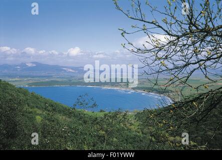 Angolo di alta vista di una baia, Golfo di Baratti, Populonia, Regione Toscana, Italia Foto Stock