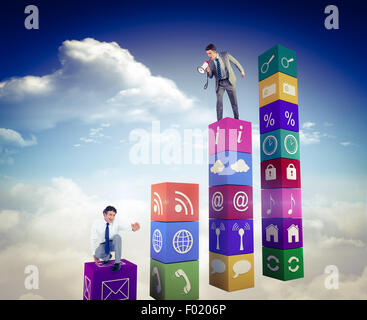 Immagine composita di imprenditore urlando attraverso il megafono Foto Stock